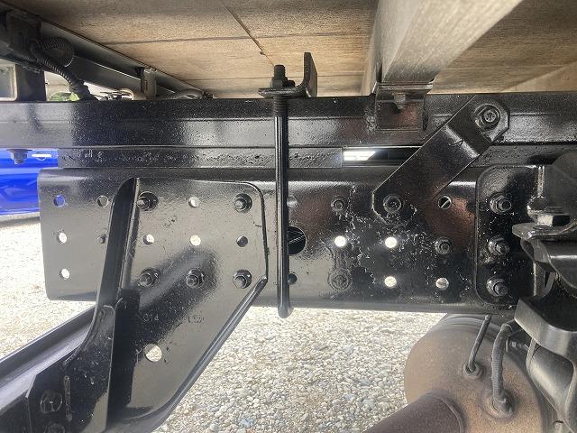 キャンター ３ｔ積・平ボディ・バックカメラ・ナビ・５ＭＴ　３ｔ積・平ボディ・バックカメラ・ナビ・５ＭＴ・荷台鉄板張り・床フック３対・メッキパーツ・電格ミラー・キーレス・フォグ・ゲートチェーン・ＥＴＣ・運転席アームレスト・荷台内寸３１２１　Ｗ１８０６　Ｈ３７３（49枚目）