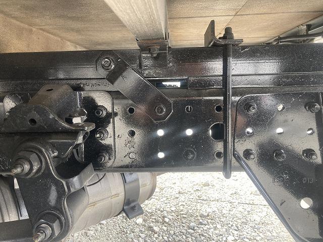 キャンター ３ｔ積・平ボディ・バックカメラ・ナビ・５ＭＴ　３ｔ積・平ボディ・バックカメラ・ナビ・５ＭＴ・荷台鉄板張り・床フック３対・メッキパーツ・電格ミラー・キーレス・フォグ・ゲートチェーン・ＥＴＣ・運転席アームレスト・荷台内寸３１２１　Ｗ１８０６　Ｈ３７３（50枚目）