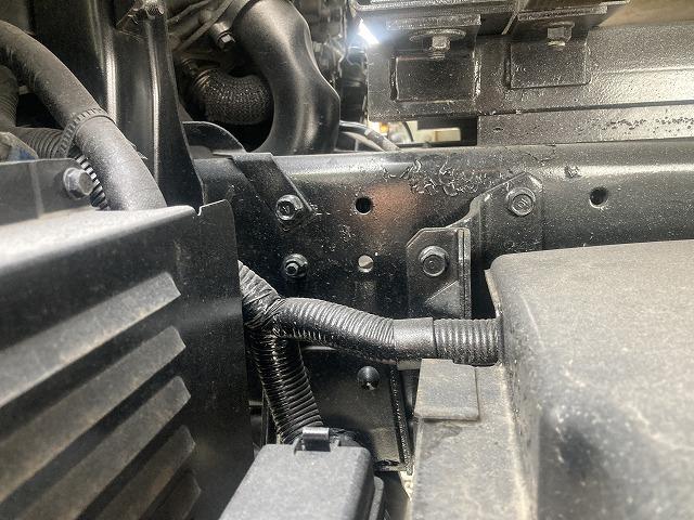 キャンター ３ｔ積・平ボディ・バックカメラ・ナビ・５ＭＴ　３ｔ積・平ボディ・バックカメラ・ナビ・５ＭＴ・荷台鉄板張り・床フック３対・メッキパーツ・電格ミラー・キーレス・フォグ・ゲートチェーン・ＥＴＣ・運転席アームレスト・荷台内寸３１２１　Ｗ１８０６　Ｈ３７３（51枚目）