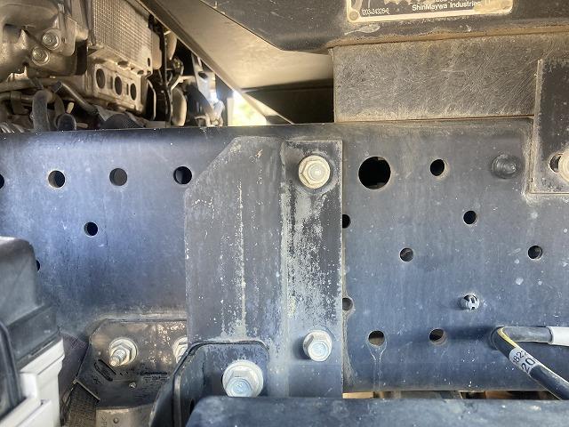 エルフトラック 全低床・強化ダンプ・６ＭＴ・中間ピン　３ｔ積・全低床・強化ダンプ・新明和製ＤＲ２－０１１０ＳＹ・６ＭＴ・中間ピン・坂道発進補助装置・電格ミラー・メッキパーツ・ＥＴＣ・荷台内寸　Ｌ３０６５　Ｗ１６０９　Ｈ３６３（52枚目）