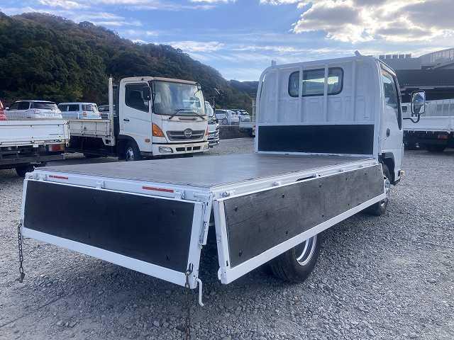 エルフトラック 2t積・平ボディ・5MT・全低床 2t積・平ボディ・5MT・全低床・坂道発進補助装置・電格ミラー・メッキパーツ・シートカバー・キーレス・エコモードスイッチ・フォグ・ETC・ゲートチェーン・荷台内寸 L3134 W1630 H368(13枚目)