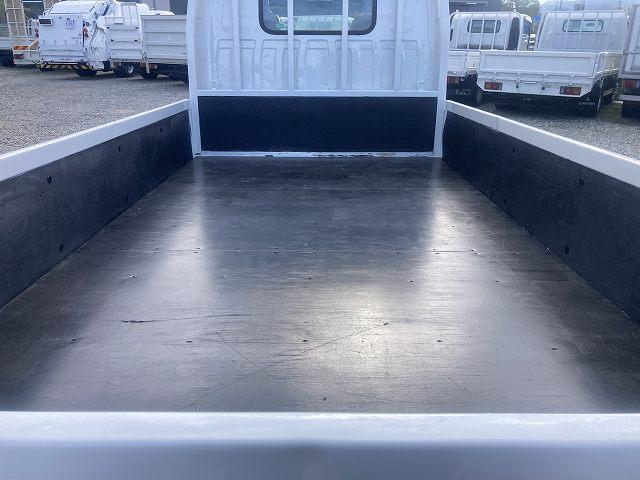 エルフトラック 2t積・平ボディ・5MT・全低床 2t積・平ボディ・5MT・全低床・坂道発進補助装置・電格ミラー・メッキパーツ・シートカバー・キーレス・エコモードスイッチ・フォグ・ETC・ゲートチェーン・荷台内寸 L3134 W1630 H368(17枚目)