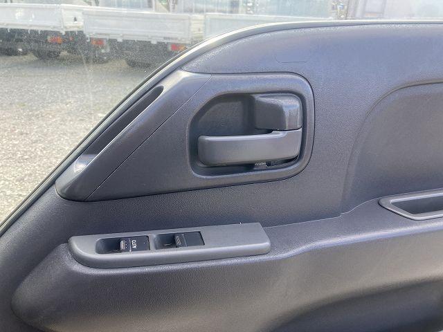 エルフトラック 2t積・平ボディ・5MT・全低床 2t積・平ボディ・5MT・全低床・坂道発進補助装置・電格ミラー・メッキパーツ・シートカバー・キーレス・エコモードスイッチ・フォグ・ETC・ゲートチェーン・荷台内寸 L3134 W1630 H368(25枚目)