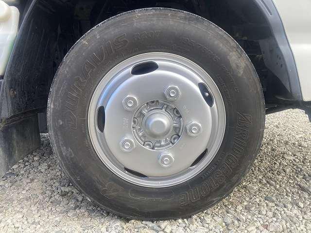 エルフトラック 2t積・平ボディ・5MT・全低床 2t積・平ボディ・5MT・全低床・坂道発進補助装置・電格ミラー・メッキパーツ・シートカバー・キーレス・エコモードスイッチ・フォグ・ETC・ゲートチェーン・荷台内寸 L3134 W1630 H368(27枚目)