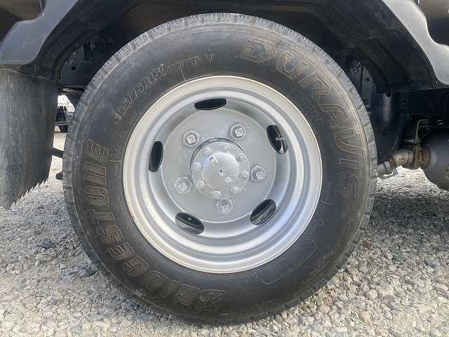 エルフトラック 2t積・平ボディ・5MT・全低床 2t積・平ボディ・5MT・全低床・坂道発進補助装置・電格ミラー・メッキパーツ・シートカバー・キーレス・エコモードスイッチ・フォグ・ETC・ゲートチェーン・荷台内寸 L3134 W1630 H368(28枚目)