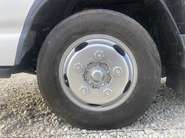 エルフトラック 2t積・平ボディ・5MT・全低床 2t積・平ボディ・5MT・全低床・坂道発進補助装置・電格ミラー・メッキパーツ・シートカバー・キーレス・エコモードスイッチ・フォグ・ETC・ゲートチェーン・荷台内寸 L3134 W1630 H368(29枚目)