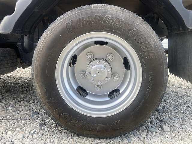 エルフトラック 2t積・平ボディ・5MT・全低床 2t積・平ボディ・5MT・全低床・坂道発進補助装置・電格ミラー・メッキパーツ・シートカバー・キーレス・エコモードスイッチ・フォグ・ETC・ゲートチェーン・荷台内寸 L3134 W1630 H368(30枚目)