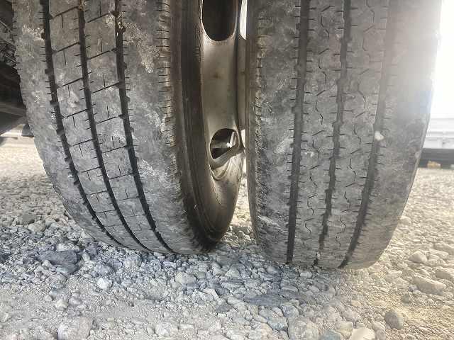 エルフトラック 2t積・平ボディ・5MT・全低床 2t積・平ボディ・5MT・全低床・坂道発進補助装置・電格ミラー・メッキパーツ・シートカバー・キーレス・エコモードスイッチ・フォグ・ETC・ゲートチェーン・荷台内寸 L3134 W1630 H368(35枚目)