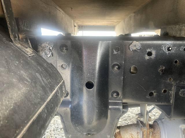 エルフトラック 2t積・平ボディ・5MT・全低床 2t積・平ボディ・5MT・全低床・坂道発進補助装置・電格ミラー・メッキパーツ・シートカバー・キーレス・エコモードスイッチ・フォグ・ETC・ゲートチェーン・荷台内寸 L3134 W1630 H368(38枚目)