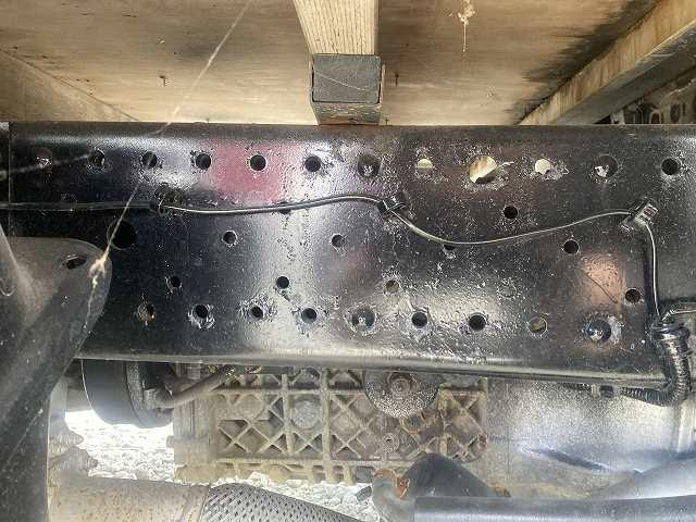 エルフトラック 2t積・平ボディ・5MT・全低床 2t積・平ボディ・5MT・全低床・坂道発進補助装置・電格ミラー・メッキパーツ・シートカバー・キーレス・エコモードスイッチ・フォグ・ETC・ゲートチェーン・荷台内寸 L3134 W1630 H368(39枚目)