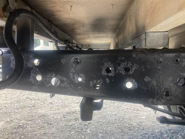 エルフトラック 2t積・平ボディ・5MT・全低床 2t積・平ボディ・5MT・全低床・坂道発進補助装置・電格ミラー・メッキパーツ・シートカバー・キーレス・エコモードスイッチ・フォグ・ETC・ゲートチェーン・荷台内寸 L3134 W1630 H368(40枚目)