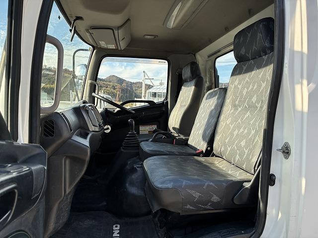 ヒノレンジャー タダノ４段クレーン・フックイン・６ＭＴ・２．８ｔ積　タダノ４段クレーン・フックイン・６ＭＴ・２．８ｔ積・ＺＥ３０４Ｈ（同年式）・メッキパーツ・ロープ穴４対・アシストゲート・ＥＴＣ・荷台内寸　Ｌ５４４０　Ｗ２１３８　Ｈ４０２（39枚目）