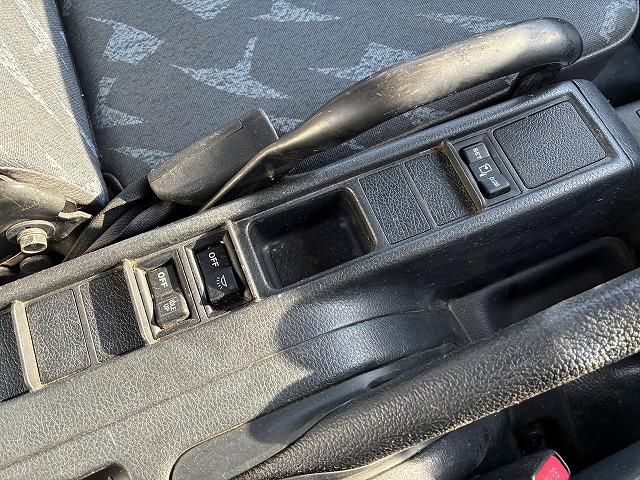 ヒノレンジャー タダノ４段クレーン・フックイン・６ＭＴ・２．８ｔ積　タダノ４段クレーン・フックイン・６ＭＴ・２．８ｔ積・ＺＥ３０４Ｈ（同年式）・メッキパーツ・ロープ穴４対・アシストゲート・ＥＴＣ・荷台内寸　Ｌ５４４０　Ｗ２１３８　Ｈ４０２（46枚目）