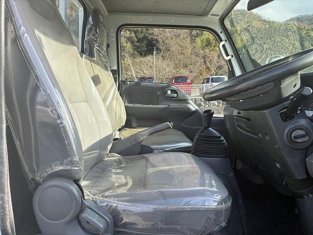 エルフトラック １．５ｔ積・平ボディ・１０尺・５ＭＴ・低床　１．５ｔ積・平ボディ・１０尺・５ＭＴ・メッキパーツ・ＥＴＣ・キーレス・低床・シートカバー・荷台内寸　Ｌ３１２５　Ｗ１６２１　Ｈ３９５（29枚目）