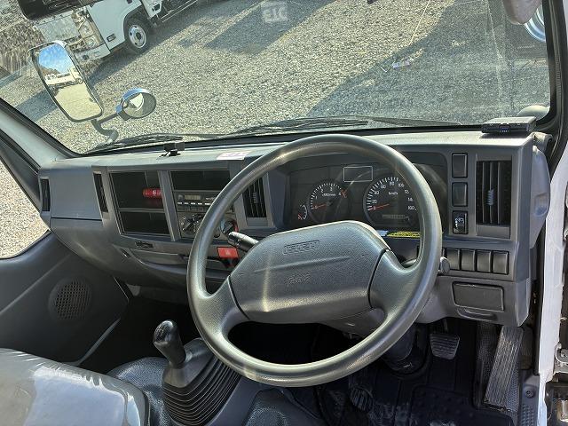 エルフトラック １．５ｔ積・平ボディ・１０尺・５ＭＴ・低床　１．５ｔ積・平ボディ・１０尺・５ＭＴ・メッキパーツ・ＥＴＣ・キーレス・低床・シートカバー・荷台内寸　Ｌ３１２５　Ｗ１６２１　Ｈ３９５（31枚目）