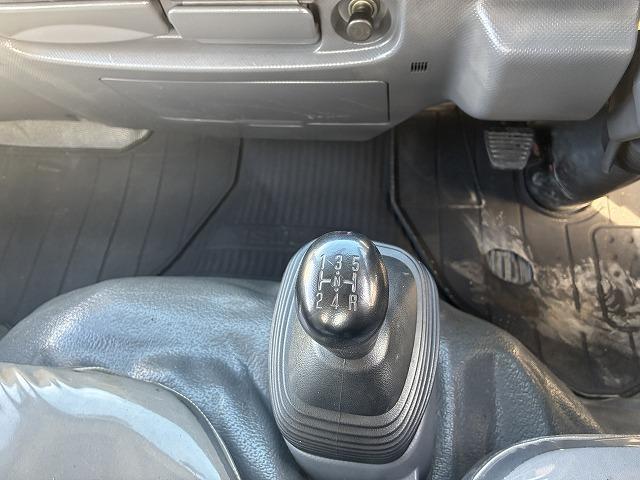 エルフトラック １．５ｔ積・平ボディ・１０尺・５ＭＴ・低床　１．５ｔ積・平ボディ・１０尺・５ＭＴ・メッキパーツ・ＥＴＣ・キーレス・低床・シートカバー・荷台内寸　Ｌ３１２５　Ｗ１６２１　Ｈ３９５（32枚目）