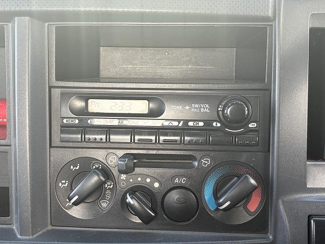 エルフトラック １．５ｔ積・平ボディ・１０尺・５ＭＴ・低床　１．５ｔ積・平ボディ・１０尺・５ＭＴ・メッキパーツ・ＥＴＣ・キーレス・低床・シートカバー・荷台内寸　Ｌ３１２５　Ｗ１６２１　Ｈ３９５（35枚目）