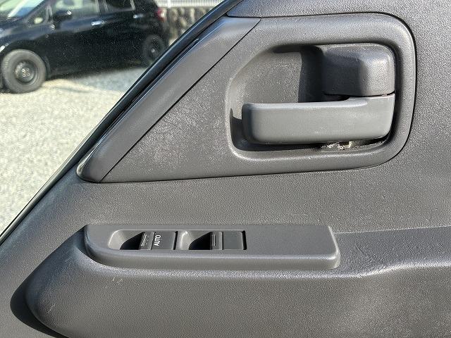 エルフトラック １．５ｔ積・平ボディ・１０尺・５ＭＴ・低床　１．５ｔ積・平ボディ・１０尺・５ＭＴ・メッキパーツ・ＥＴＣ・キーレス・低床・シートカバー・荷台内寸　Ｌ３１２５　Ｗ１６２１　Ｈ３９５（38枚目）