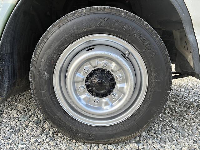 エルフトラック １．５ｔ積・平ボディ・１０尺・５ＭＴ・低床　１．５ｔ積・平ボディ・１０尺・５ＭＴ・メッキパーツ・ＥＴＣ・キーレス・低床・シートカバー・荷台内寸　Ｌ３１２５　Ｗ１６２１　Ｈ３９５（45枚目）