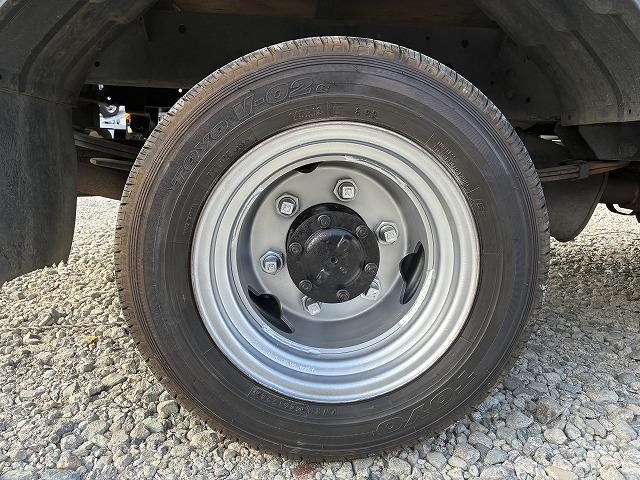 エルフトラック １．５ｔ積・平ボディ・１０尺・５ＭＴ・低床　１．５ｔ積・平ボディ・１０尺・５ＭＴ・メッキパーツ・ＥＴＣ・キーレス・低床・シートカバー・荷台内寸　Ｌ３１２５　Ｗ１６２１　Ｈ３９５（46枚目）