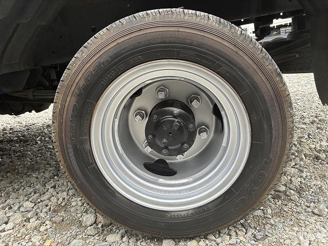 エルフトラック １．５ｔ積・平ボディ・１０尺・５ＭＴ・低床　１．５ｔ積・平ボディ・１０尺・５ＭＴ・メッキパーツ・ＥＴＣ・キーレス・低床・シートカバー・荷台内寸　Ｌ３１２５　Ｗ１６２１　Ｈ３９５（47枚目）