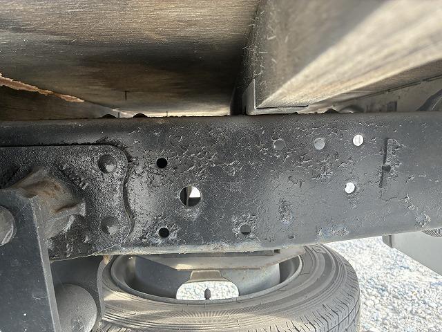 エルフトラック １．５ｔ積・平ボディ・１０尺・５ＭＴ・低床　１．５ｔ積・平ボディ・１０尺・５ＭＴ・メッキパーツ・ＥＴＣ・キーレス・低床・シートカバー・荷台内寸　Ｌ３１２５　Ｗ１６２１　Ｈ３９５（52枚目）