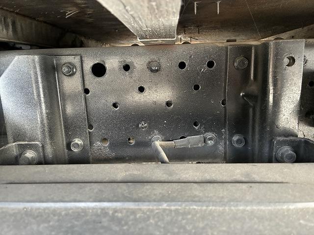 エルフトラック １．５ｔ積・平ボディ・１０尺・５ＭＴ・低床　１．５ｔ積・平ボディ・１０尺・５ＭＴ・メッキパーツ・ＥＴＣ・キーレス・低床・シートカバー・荷台内寸　Ｌ３１２５　Ｗ１６２１　Ｈ３９５（54枚目）