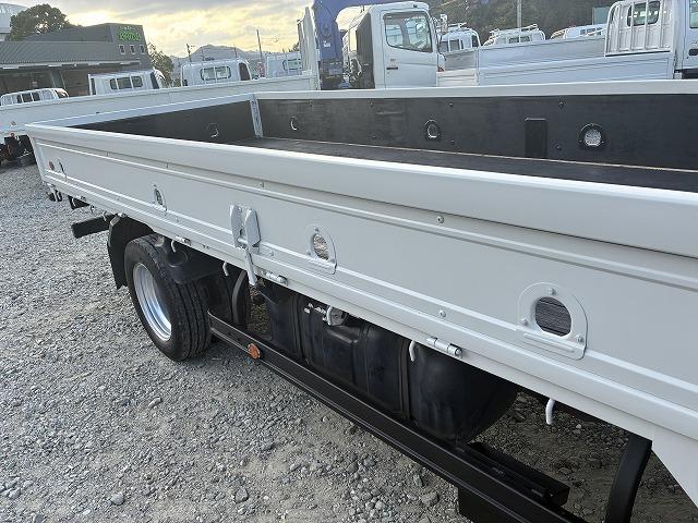 エルフトラック 2t積・標準ロング・平・5MT・5t未満 2t積・標準ロング・平・5MT・5t未満・坂道発進補助装置・ロープ穴4対・メッキパーツ・ETC・シートカバー・キーレス・荷台内寸 L4365 W1798 H382(16枚目)