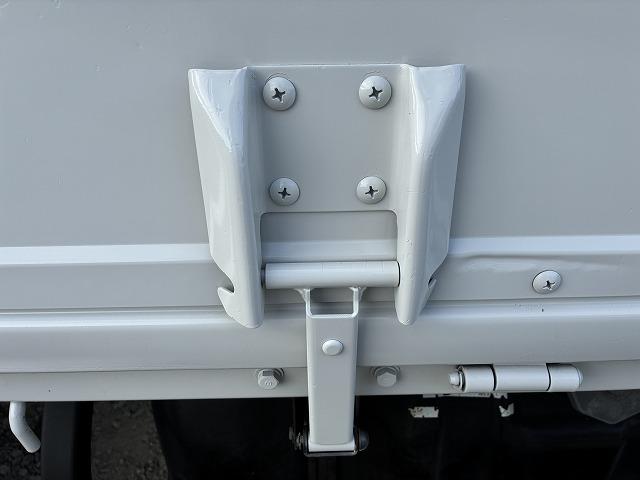 エルフトラック 2t積・標準ロング・平・5MT・5t未満 2t積・標準ロング・平・5MT・5t未満・坂道発進補助装置・ロープ穴4対・メッキパーツ・ETC・シートカバー・キーレス・荷台内寸 L4365 W1798 H382(21枚目)