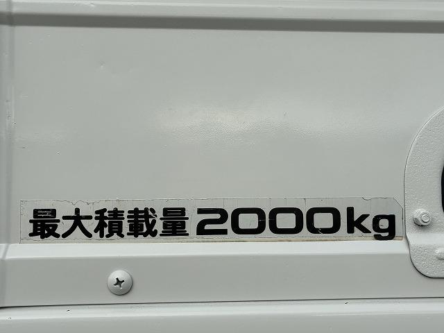 エルフトラック 2t積・標準ロング・平・5MT・5t未満 2t積・標準ロング・平・5MT・5t未満・坂道発進補助装置・ロープ穴4対・メッキパーツ・ETC・シートカバー・キーレス・荷台内寸 L4365 W1798 H382(22枚目)