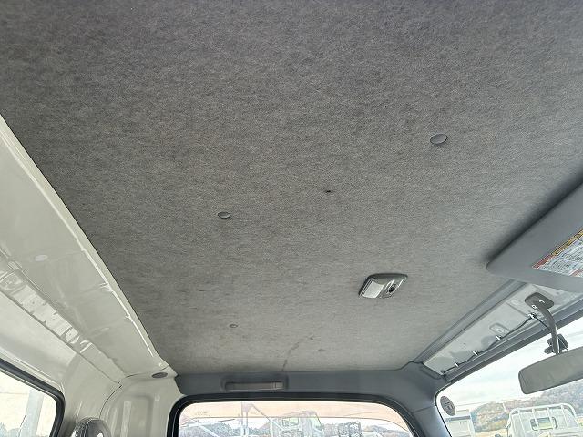 エルフトラック 2t積・標準ロング・平・5MT・5t未満 2t積・標準ロング・平・5MT・5t未満・坂道発進補助装置・ロープ穴4対・メッキパーツ・ETC・シートカバー・キーレス・荷台内寸 L4365 W1798 H382(32枚目)