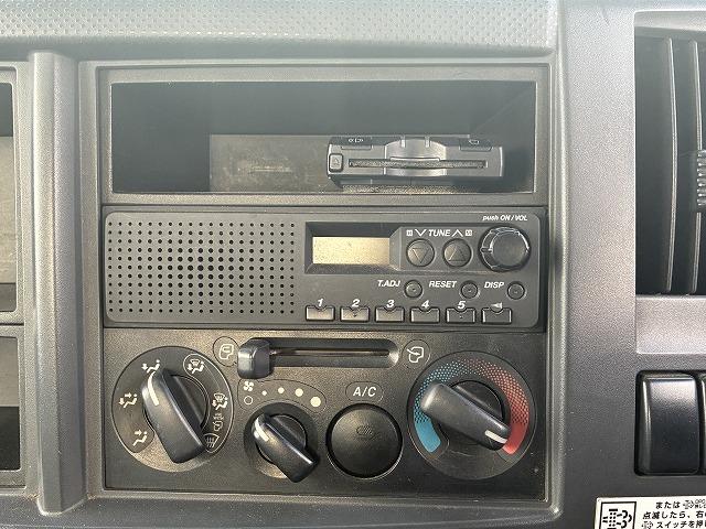 エルフトラック 2t積・標準ロング・平・5MT・5t未満 2t積・標準ロング・平・5MT・5t未満・坂道発進補助装置・ロープ穴4対・メッキパーツ・ETC・シートカバー・キーレス・荷台内寸 L4365 W1798 H382(34枚目)