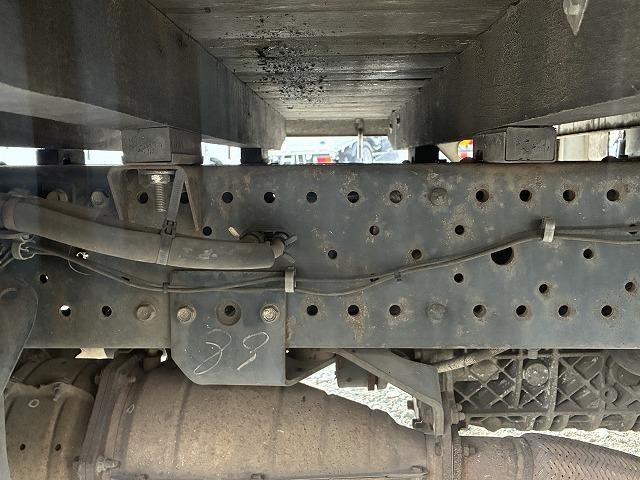 エルフトラック 2t積・標準ロング・平・5MT・5t未満 2t積・標準ロング・平・5MT・5t未満・坂道発進補助装置・ロープ穴4対・メッキパーツ・ETC・シートカバー・キーレス・荷台内寸 L4365 W1798 H382(40枚目)