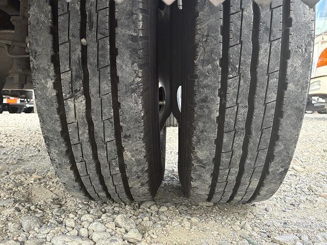 エルフトラック 2t積・標準ロング・平・5MT・5t未満 2t積・標準ロング・平・5MT・5t未満・坂道発進補助装置・ロープ穴4対・メッキパーツ・ETC・シートカバー・キーレス・荷台内寸 L4365 W1798 H382(45枚目)