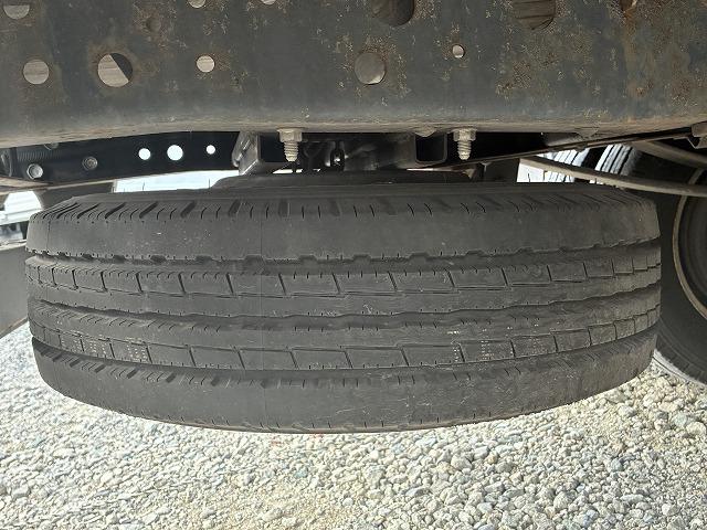 エルフトラック 2t積・標準ロング・平・5MT・5t未満 2t積・標準ロング・平・5MT・5t未満・坂道発進補助装置・ロープ穴4対・メッキパーツ・ETC・シートカバー・キーレス・荷台内寸 L4365 W1798 H382(46枚目)