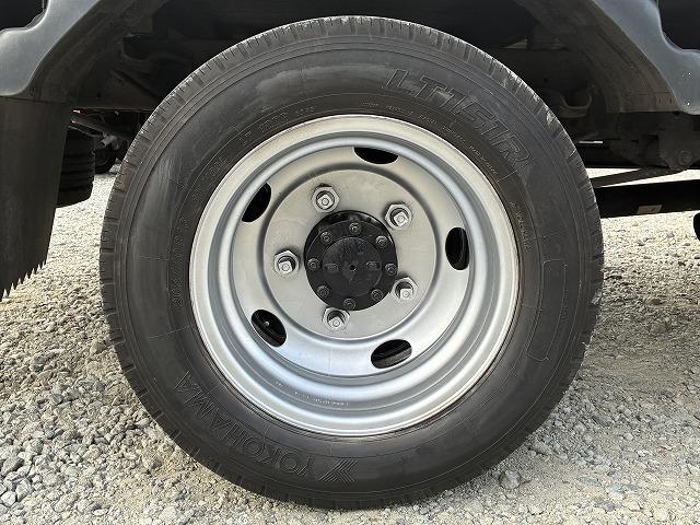 エルフトラック 2t積・標準ロング・平・5MT・5t未満 2t積・標準ロング・平・5MT・5t未満・坂道発進補助装置・ロープ穴4対・メッキパーツ・ETC・シートカバー・キーレス・荷台内寸 L4365 W1798 H382(47枚目)