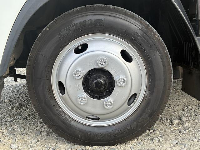 エルフトラック 2t積・標準ロング・平・5MT・5t未満 2t積・標準ロング・平・5MT・5t未満・坂道発進補助装置・ロープ穴4対・メッキパーツ・ETC・シートカバー・キーレス・荷台内寸 L4365 W1798 H382(49枚目)