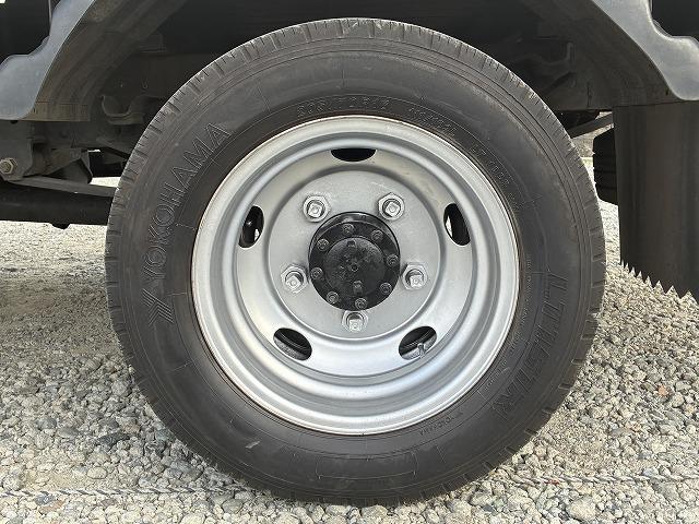 エルフトラック 2t積・標準ロング・平・5MT・5t未満 2t積・標準ロング・平・5MT・5t未満・坂道発進補助装置・ロープ穴4対・メッキパーツ・ETC・シートカバー・キーレス・荷台内寸 L4365 W1798 H382(50枚目)