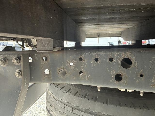 エルフトラック 2t積・標準ロング・平・5MT・5t未満 2t積・標準ロング・平・5MT・5t未満・坂道発進補助装置・ロープ穴4対・メッキパーツ・ETC・シートカバー・キーレス・荷台内寸 L4365 W1798 H382(52枚目)