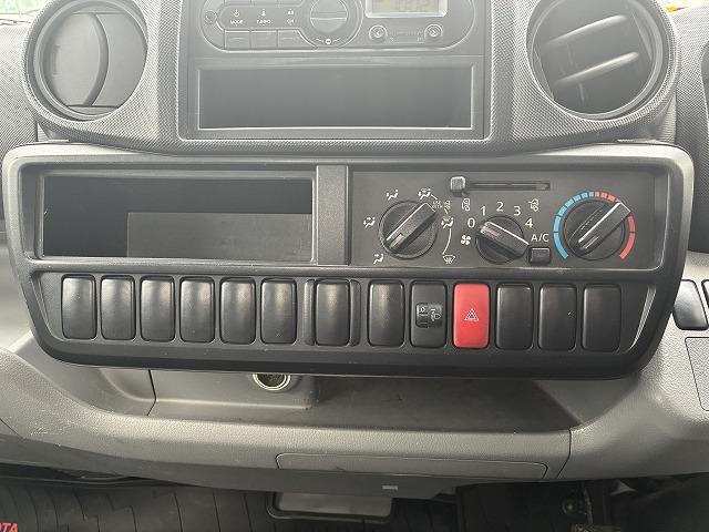 ダイナトラック １．２ｔ積・平ボディ・普通免許・５ＭＴ　１．２ｔ積・平ボディ・普通免許・５ＭＴ・メッキパーツ・マット・フォグランプ・荷台内寸　Ｌ２９５７　Ｗ１６３６　Ｈ３８２（27枚目）