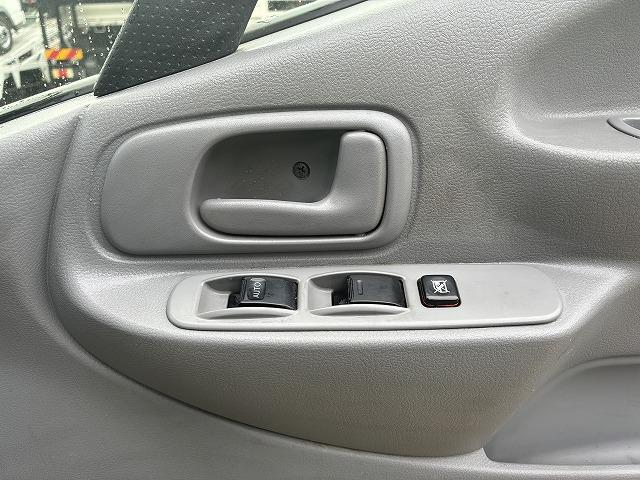 ダイナトラック １．２ｔ積・平ボディ・普通免許・５ＭＴ　１．２ｔ積・平ボディ・普通免許・５ＭＴ・メッキパーツ・マット・フォグランプ・荷台内寸　Ｌ２９５７　Ｗ１６３６　Ｈ３８２（30枚目）