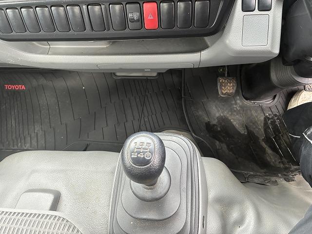 ダイナトラック １．２ｔ積・平ボディ・普通免許・５ＭＴ　１．２ｔ積・平ボディ・普通免許・５ＭＴ・メッキパーツ・マット・フォグランプ・荷台内寸　Ｌ２９５７　Ｗ１６３６　Ｈ３８２（32枚目）