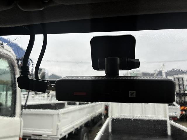 ダイナトラック １．２ｔ積・平ボディ・普通免許・５ＭＴ　１．２ｔ積・平ボディ・普通免許・５ＭＴ・メッキパーツ・マット・フォグランプ・荷台内寸　Ｌ２９５７　Ｗ１６３６　Ｈ３８２（51枚目）