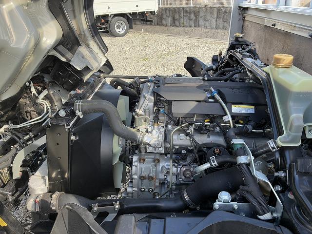 キャンター ワイドロング・平ボディ・２ｔ積・ＡＴ車　ワイドロング・平ボディ・２ｔ積・ＡＴ車・坂道発進補助装置・電格ミラー・エコスイッチ・メッキパーツ・アシストゲート・ゲートプロテクター・ロープホール３対・荷台内寸　Ｌ４２４８　Ｗ１９１１　Ｈ３９６（21枚目）