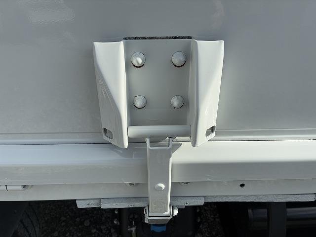 キャンター ワイドロング・平ボディ・２ｔ積・ＡＴ車　ワイドロング・平ボディ・２ｔ積・ＡＴ車・坂道発進補助装置・電格ミラー・エコスイッチ・メッキパーツ・アシストゲート・ゲートプロテクター・ロープホール３対・荷台内寸　Ｌ４２４８　Ｗ１９１１　Ｈ３９６（26枚目）