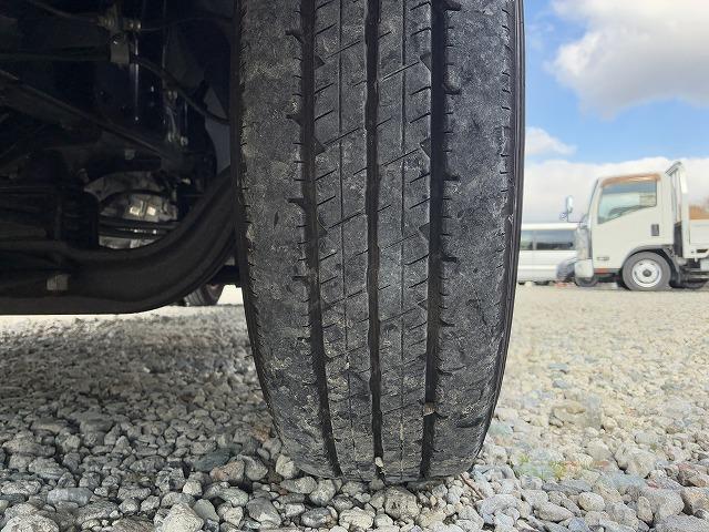 キャンター ワイドロング・平ボディ・２ｔ積・ＡＴ車　ワイドロング・平ボディ・２ｔ積・ＡＴ車・坂道発進補助装置・電格ミラー・エコスイッチ・メッキパーツ・アシストゲート・ゲートプロテクター・ロープホール３対・荷台内寸　Ｌ４２４８　Ｗ１９１１　Ｈ３９６（39枚目）