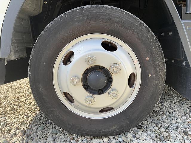 キャンター ワイドロング・平ボディ・２ｔ積・ＡＴ車　ワイドロング・平ボディ・２ｔ積・ＡＴ車・坂道発進補助装置・電格ミラー・エコスイッチ・メッキパーツ・アシストゲート・ゲートプロテクター・ロープホール３対・荷台内寸　Ｌ４２４８　Ｗ１９１１　Ｈ３９６（46枚目）