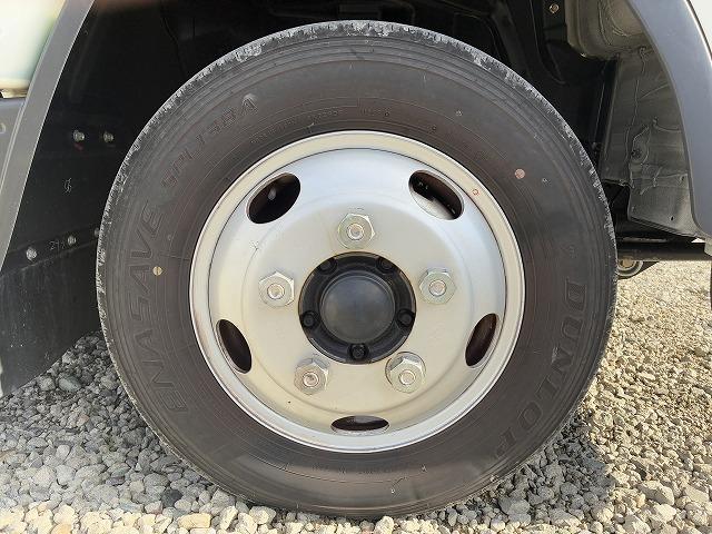 キャンター ワイドロング・平ボディ・２ｔ積・ＡＴ車　ワイドロング・平ボディ・２ｔ積・ＡＴ車・坂道発進補助装置・電格ミラー・エコスイッチ・メッキパーツ・アシストゲート・ゲートプロテクター・ロープホール３対・荷台内寸　Ｌ４２４８　Ｗ１９１１　Ｈ３９６（47枚目）