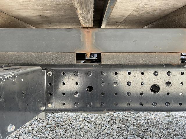 キャンター ワイドロング・平ボディ・２ｔ積・ＡＴ車　ワイドロング・平ボディ・２ｔ積・ＡＴ車・坂道発進補助装置・電格ミラー・エコスイッチ・メッキパーツ・アシストゲート・ゲートプロテクター・ロープホール３対・荷台内寸　Ｌ４２４８　Ｗ１９１１　Ｈ３９６（53枚目）