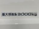 全低床・強化ダンプ・６ＭＴ・中間ピン　３ｔ積・全低床・強化ダンプ・新明和製ＤＲ２－０１１０ＳＹ・６ＭＴ・中間ピン・坂道発進補助装置・電格ミラー・メッキパーツ・ＥＴＣ・荷台内寸　Ｌ３０６５　Ｗ１６０９　Ｈ３６３（48枚目）